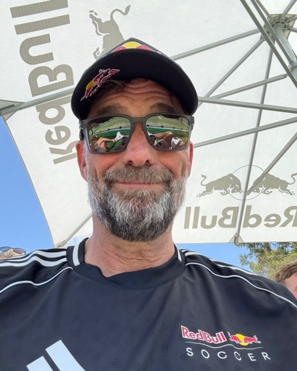 克洛普更新社媒，晒照与朋友打笼式网球运动活动      ：美好的周末！
