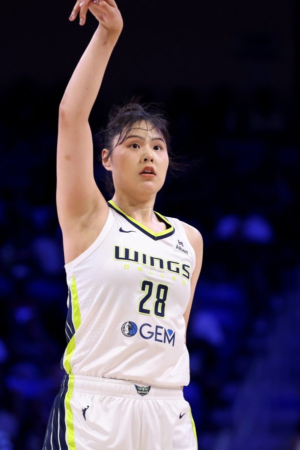 佩奇赞李月汝：她在场上可以做很多事 远投也非常棒